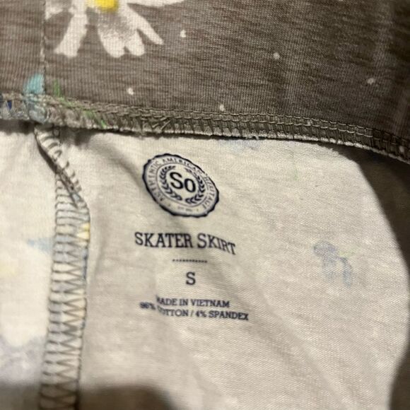 Gray Floral Skater Skirt Junior’s Small - Picture 4 of 4